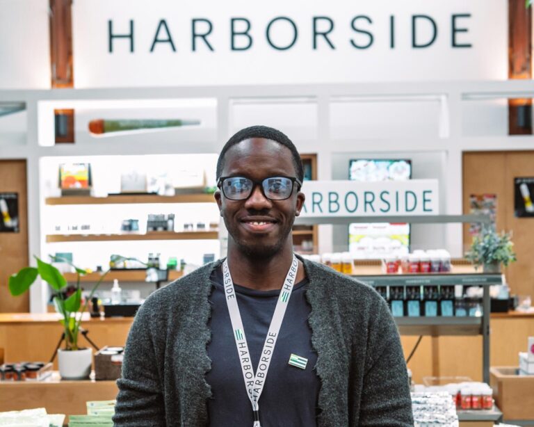 Harborside-Budtender-Pick-Cannabis-Dispensary Harborside-Budtender-Pick-Cannabis-Dispensary